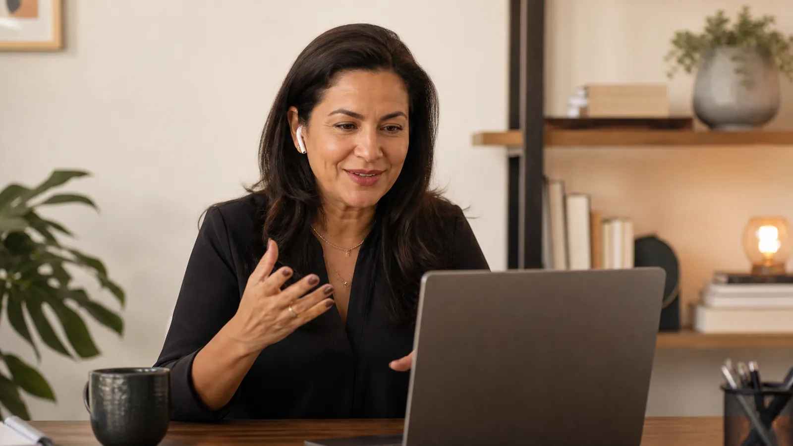 Professora dando aula de inglês ao vivo